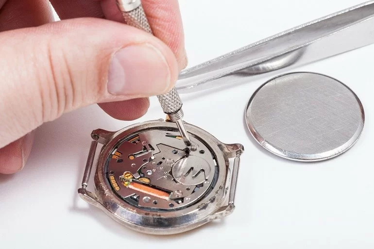 Đánh giá tình trạng đồng hồ và báo giá là một bước vô cùng quan trọng trong quy trình sửa chữa, bảo dưỡng đồng hồ