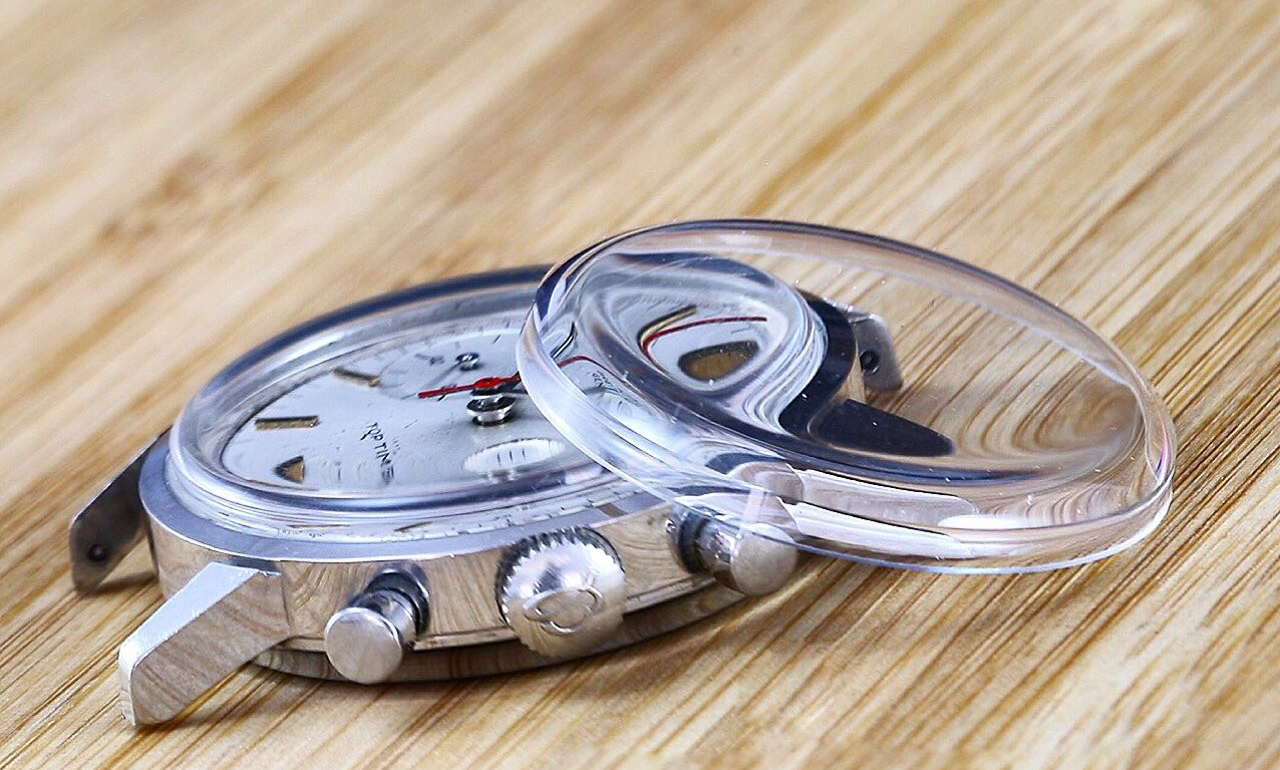 Mặt kinh đồng hồ đeo tay luôn là một chi tiết rất dễ bị hư hỏng và dễ bị ảnh hưởng mỗi khi chiếc đồng hồ của bạn bị va chạm hay rơi vỡ. Lúc này thay mặt kính đồng hồ là điều vô cùng cần thiết để có thể sử dụng đồng hồ một cách bình thường.